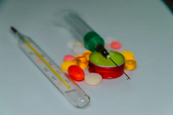 비타민 의약품 적황색 주사기와 온도계 — 스톡 사진
