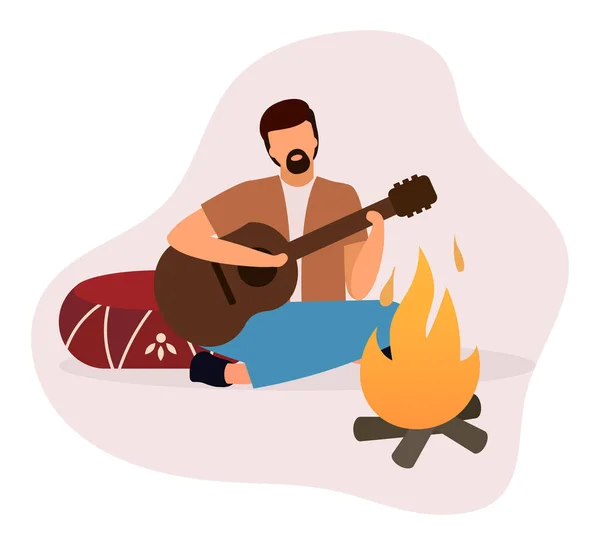 Homem tocando guitarra perto da fogueira ilustração vetorial plana. Camper barbudo, guitarrista sentado perto da fogueira personagem de desenho animado isolado. Férias de verão relaxar, noite romântica no campo —  Vetores de Stock