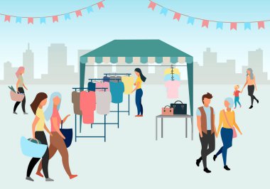 Sokak pazarından kıyafet alan bir kadın. Ticaret çadırı, güzel tente. Yerel giyim mağazasından, dükkandan bir alıcı. İnsanlar yaz fuarında yürüyor. İkinci el elbiseli bir pazar çadırı.
