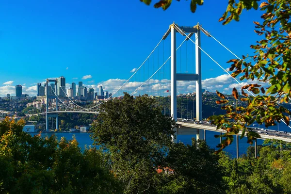 İstanbul, Türkiye, 22 Eylül 2019 - Boğaz üzerindeki 15 Temmuz Şehitler Köprüsü. Birinci Köprü olarak tanınan köprü, İstanbul 'un Avrupa ve Asya bölgelerini birbirine bağlıyor.