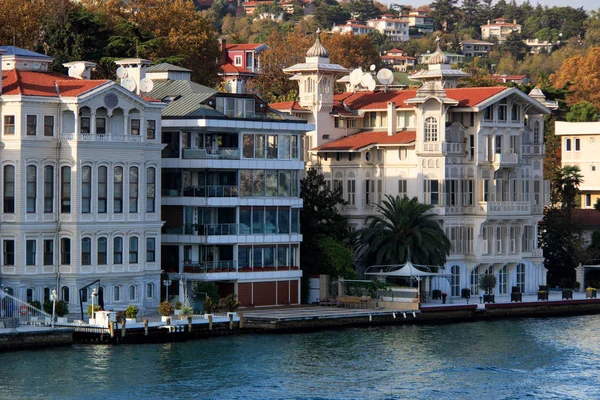 İSTANBUL, TURKEY, Kasım 07, 2019. Boğaz 'daki villalar. Bu villalar Türkçe 'de' yali 'olarak bilinir..