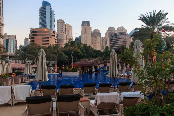 Dubai Marina 'daki yüzme havuzunun yakınındaki sahne