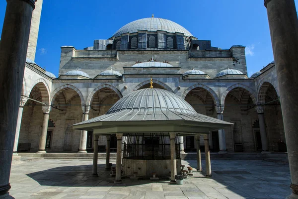 Innenhof Und Shadirvan Der Historischen Yavuz Selim Moschee Istanbul Türkei — Stockfoto