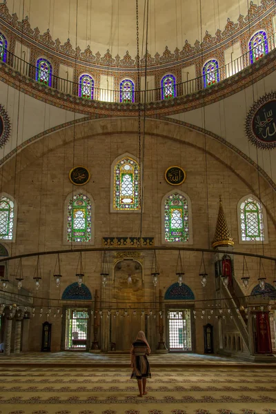 22 Ağustos 2019 İstanbul, Türkiye. Yavuz Selim 'in tarihi camisinde genç bir Müslüman kız. Sultan Yavuz Selim 'in camisi 1522 yılında inşa edildi..