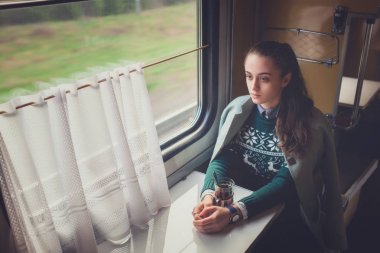 Bir kız bir kazak ve çay içme bir tren bir ceket. Seyahatler