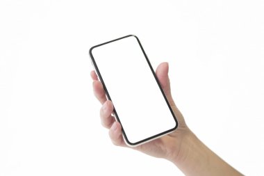 Elinde yeni akıllı telefonu olan bir kadın.