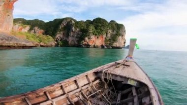 Dağlarda inanılmaz bir manzarayla denizde sürat teknesi gezintisi. Uzun tekne. Tayland, Yengeç.