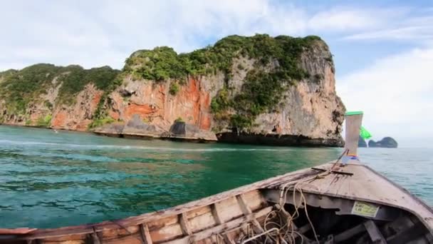 Naik Perahu Kecepatan Laut Dengan Pemandangan Yang Menakjubkan Pegunungan Perahu — Stok Video