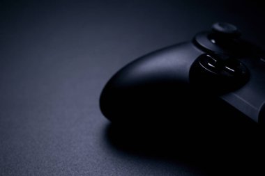 Siyah arka plan üzerine izole video oyun denetleyicisi