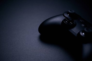 Siyah arka plan üzerine izole video oyun denetleyicisi