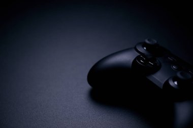 Siyah arka plan üzerine izole video oyun denetleyicisi