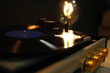 Eski vinil oynatıcı iş başında