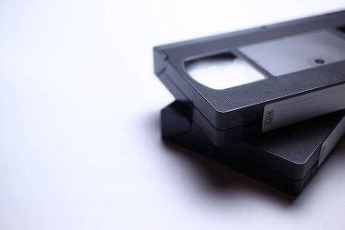 Beyaz arka planda kaskın eski videosu