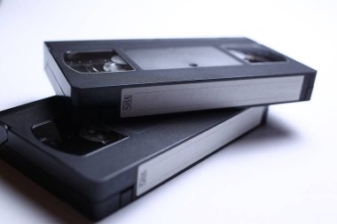 Beyaz arka planda kaskın eski videosu