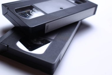 Beyaz arka planda kaskın eski videosu