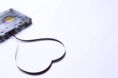 Beyaz arkaplandaki eski ses kaskı