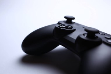 Siyah arka plan üzerine izole video oyun denetleyicisi