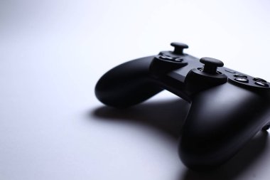 Siyah arka plan üzerine izole video oyun denetleyicisi