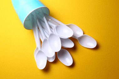 Renkli arkaplanda plastik kaşık