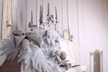 Noel ağacı süslemeler ve hediyelerle