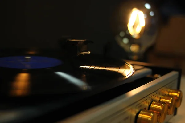 Velho jogador de vinil em ação — Fotografia de Stock