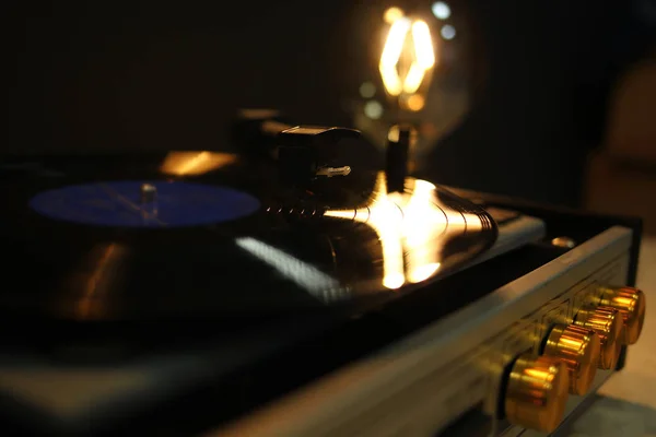 Velho jogador de vinil em ação — Fotografia de Stock