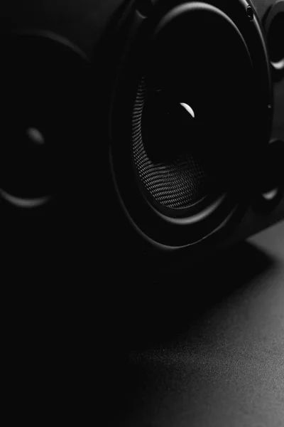 Coluna de áudio em um fundo preto — Fotografia de Stock