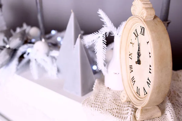 Árbol de Navidad con decoraciones y regalos — Foto de Stock