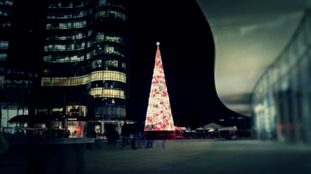 Moderne kerstboom in de stad — Stockvideo