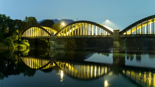 Nachtscène van een brug bij de rivier — Stockvideo