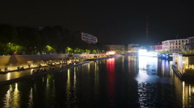 Hd Nehri 'nin yanındaki Modern Şehir