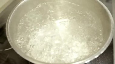 Bir tencerede kaynar su