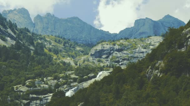 史诗般的高山和瀑布 — 图库视频影像