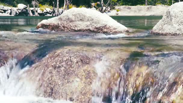 岩石和瀑布 — 图库视频影像
