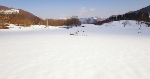 Sněžné údolí za slunečného dne — Stock video