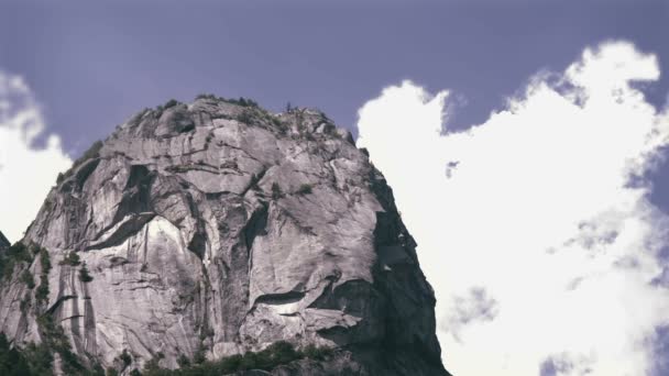 Rocky Peak och snabba moln — Stockvideo