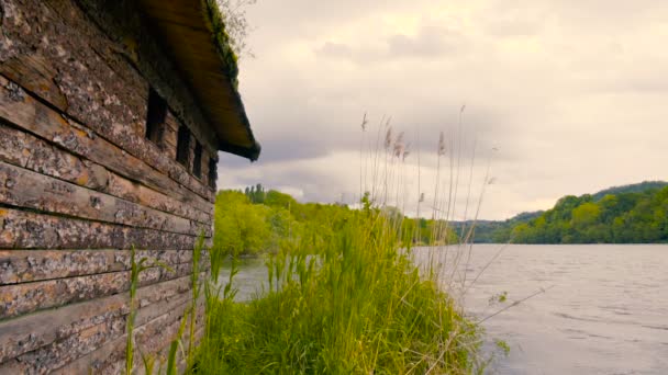 Дерев'яний будинок біля озера — стокове відео