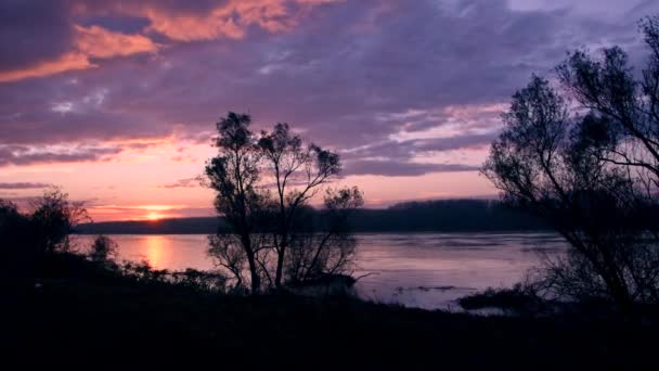 Wschód słońca nad rzeką — Wideo stockowe