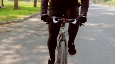 Şehirde bir bisikletçi.