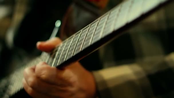 Guitarra eléctrica que se toca en el estudio — Vídeo de stock