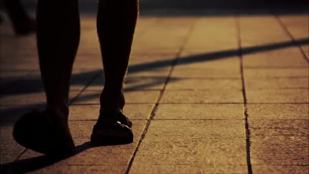 Περπάτημα και τρέξιμο στην πόλη — Αρχείο Βίντεο