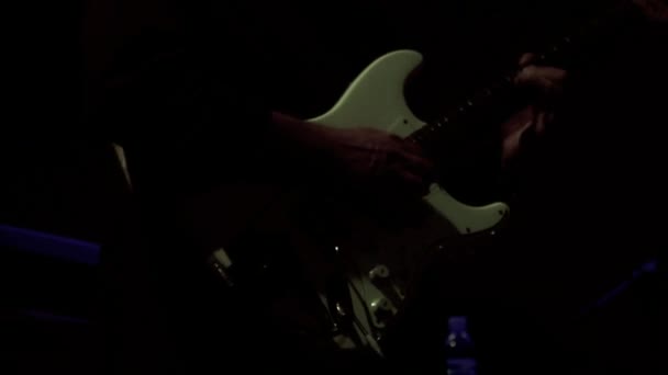 舞台色彩上的吉他 — 图库视频影像