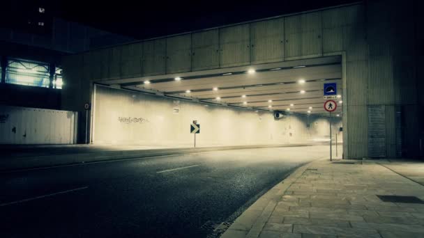 Conduite rapide dans le tunnel de la ville moderne — Video