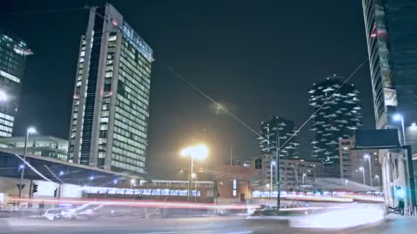 Tráfico en la ciudad moderna por la noche — Vídeo de stock