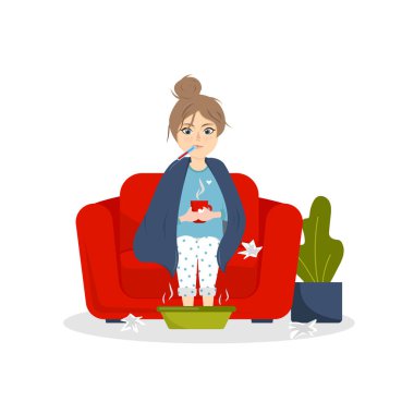 Yüksek ateşi ve grip belirtileri olan hasta bir kız bir fincan sıcak çay içiyor.