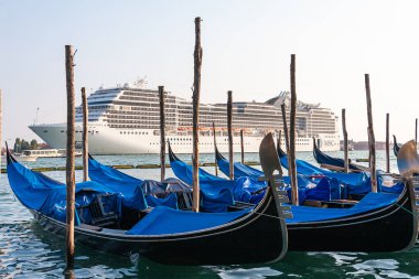 Venedik ve yolcu gemisi.