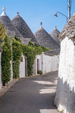Güneşli bir günde Alberobello