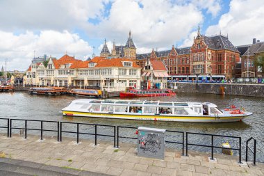Amsterdam Merkez İstasyonu'na
