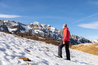 Dağlarda yürüyüş.