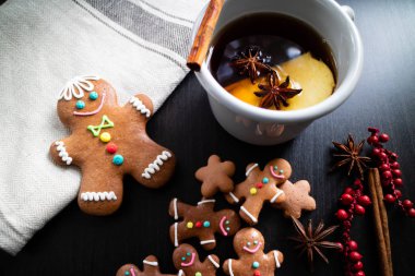 Tarçınlı, elmalı ve anasonlu sıcak şarap.